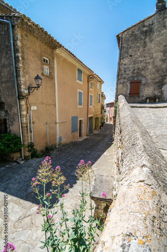 Le Barroux, village perché du Luberon en France.	 photo