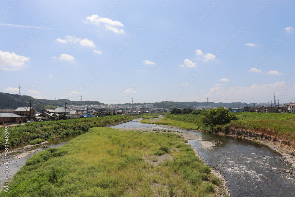 鶴巻橋から見た浅川（東京都八王子市元本郷町）