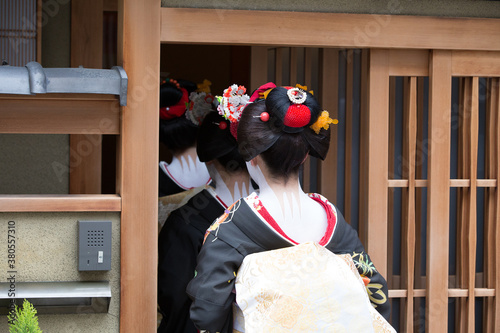 Valokuva Traditional geisha and maiko out and about walking in Gion Kyoto Japan