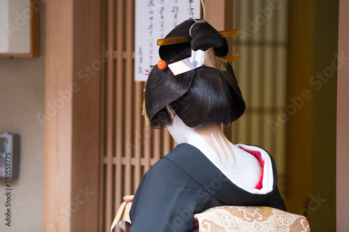 Foto A traditional geisha out and about walking in Gion Kyoto Japan .