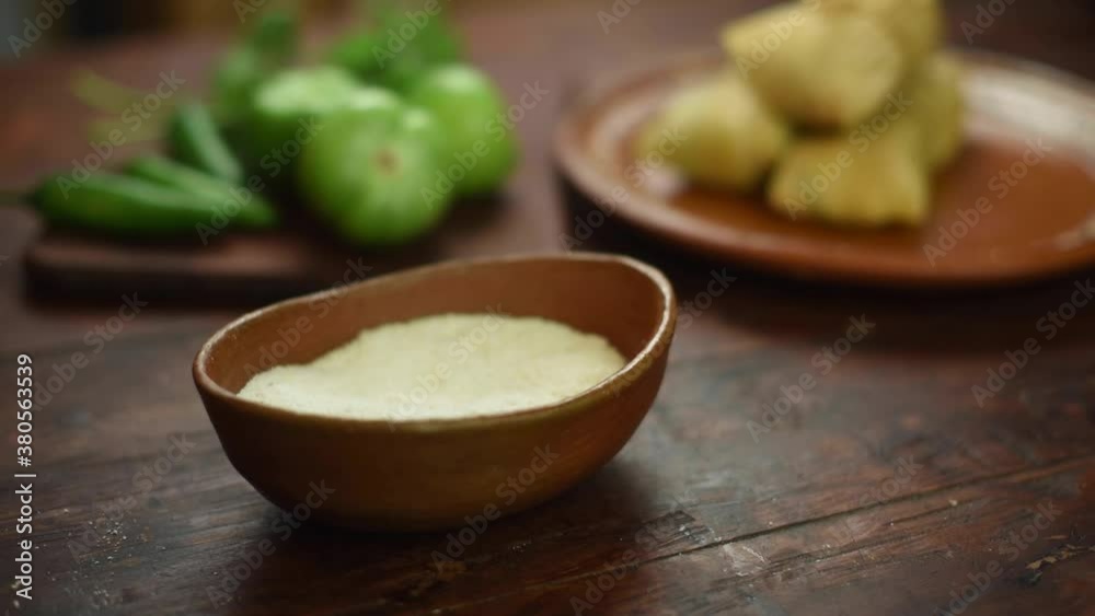 Tamales verde tomatillo pollo cerdo picante tradicional rustico hecho arteanal casero maíz hoja de elote choclo mexicana latina 