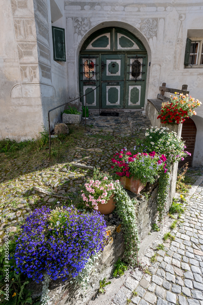 Naklejka premium Zugang mit Türe und Blumen eines Engadinerhaus, Guarda