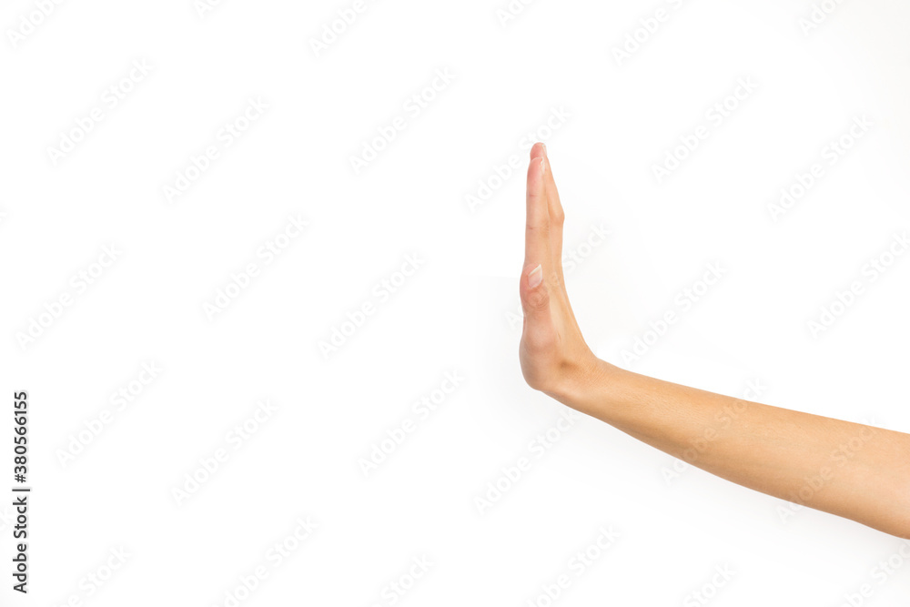 Mano mujer mostrando un signo de gesto de mano stop sobre un fondo blanco liso y aislado. Vista de frente. Copy space Mano mujer mostrando un signo de gesto de mano stop sobre un fondo blanco liso y aislado. Vista de frente. Copy space
