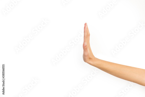 Mano mujer mostrando un signo de gesto de mano stop sobre un fondo blanco liso y aislado. Vista de frente. Copy space photo