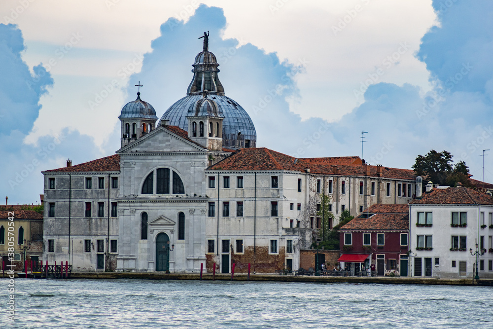 Grande canale di Venezia con in primo piano una bellissima chiesa 