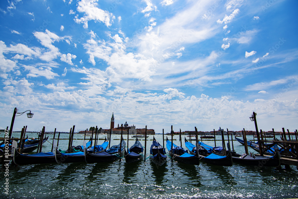 Baia della laguna di venezia con ormeggiate le gondole veneziane