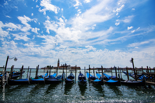 Baia della laguna di venezia con ormeggiate le gondole veneziane © Captain Nemo