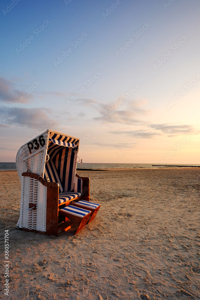 Wybrzeże Morza Bałtyckiego ,letni poranek, kosz plażowy, plaża, Kołobrzeg, Polska.