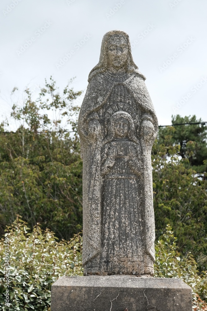 Statue de granit , la vierge et l'enfant .