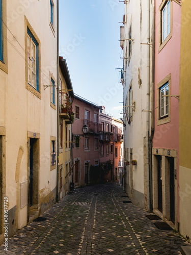 The narrow streets in Alfama in Lisbon. Autumn 2019. © Tom