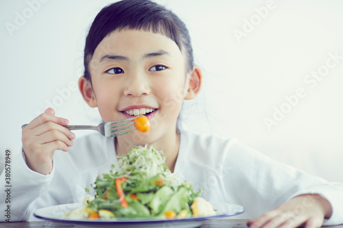 サラダを食べる女の子 photo