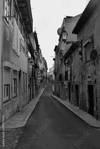 Wąska uliczka w Lizbonie #380579343