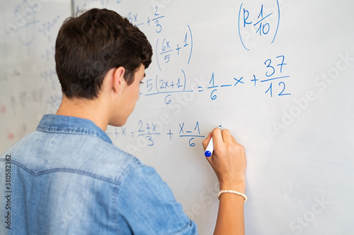 Fotografie, Obraz College student solving math equation on white board