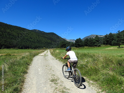 cycliste en montagne à vélo