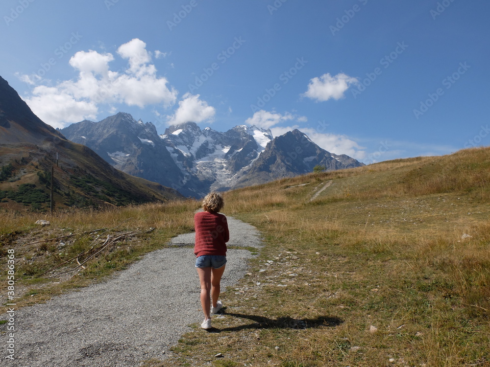 jeune femme qui randonne seule en montagne