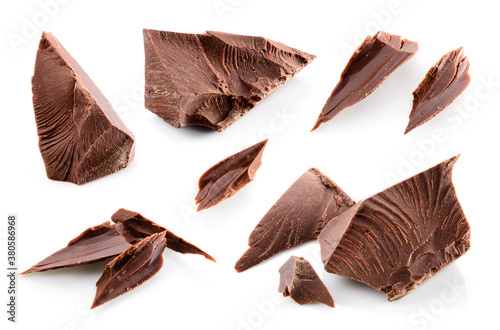 Fotografi Broken chocolate pieces isolated