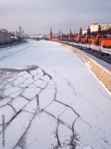 Moskva river with ice floes in winter (ID: 380588355)