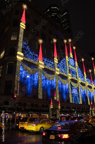 lumières et décorations de noël sur une façade de nuit à new york  