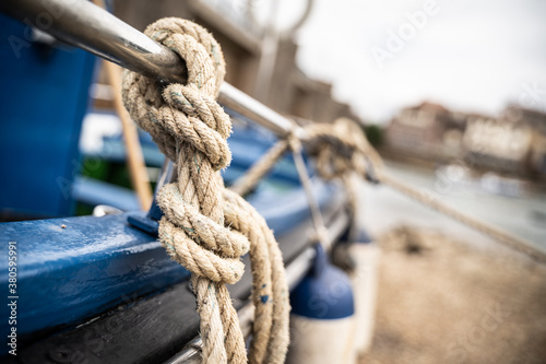 cabos colgando de barca