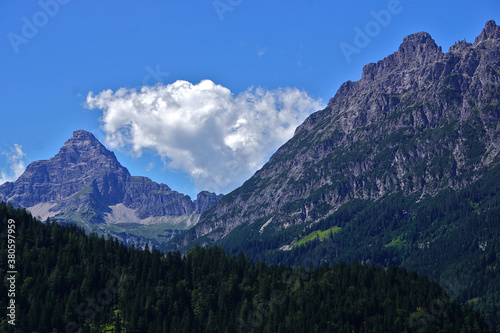 Lechtal, Österreich, Tirol, Blick zum Hochvogel und Roßkarspitze © JRG