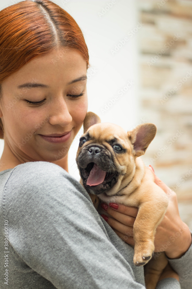 Fototapeta Płytkie ujęcie młodej kobiety z psem