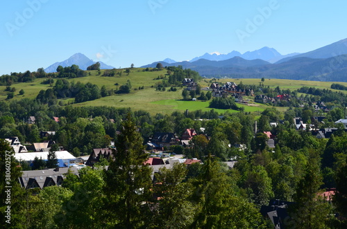 Bachledzki Wierch i Tatry Słowackie - widok z Zakopanego Kotelnicy, Polska