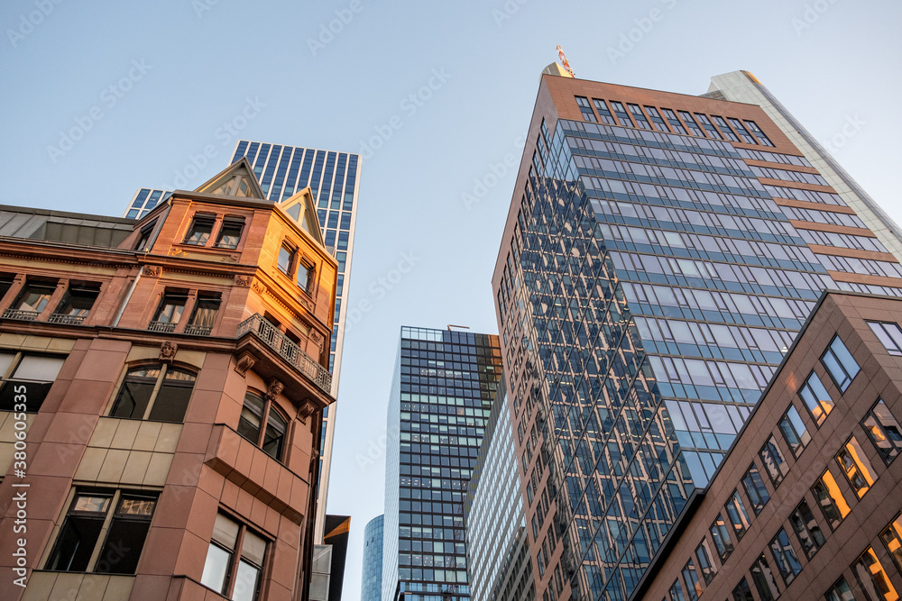Obraz premium Blick nach oben auf Hochhäuser im Bankenviertel von Frankfurt