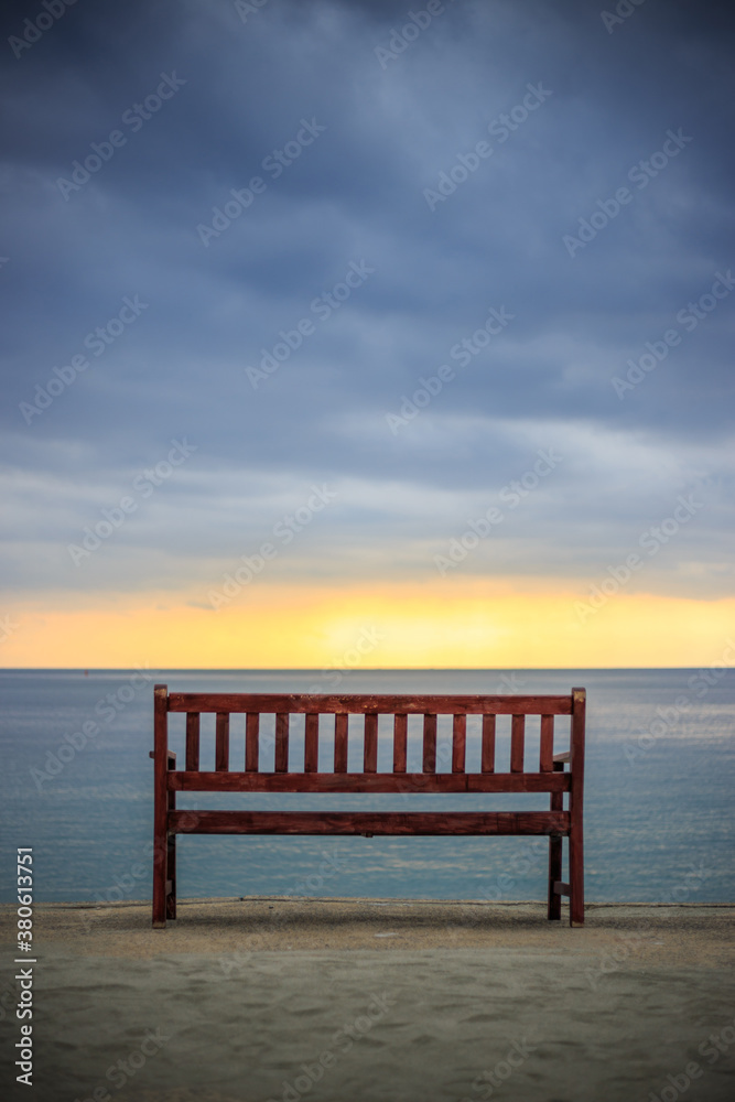 ビーチとベンチ　孤独なイメージ