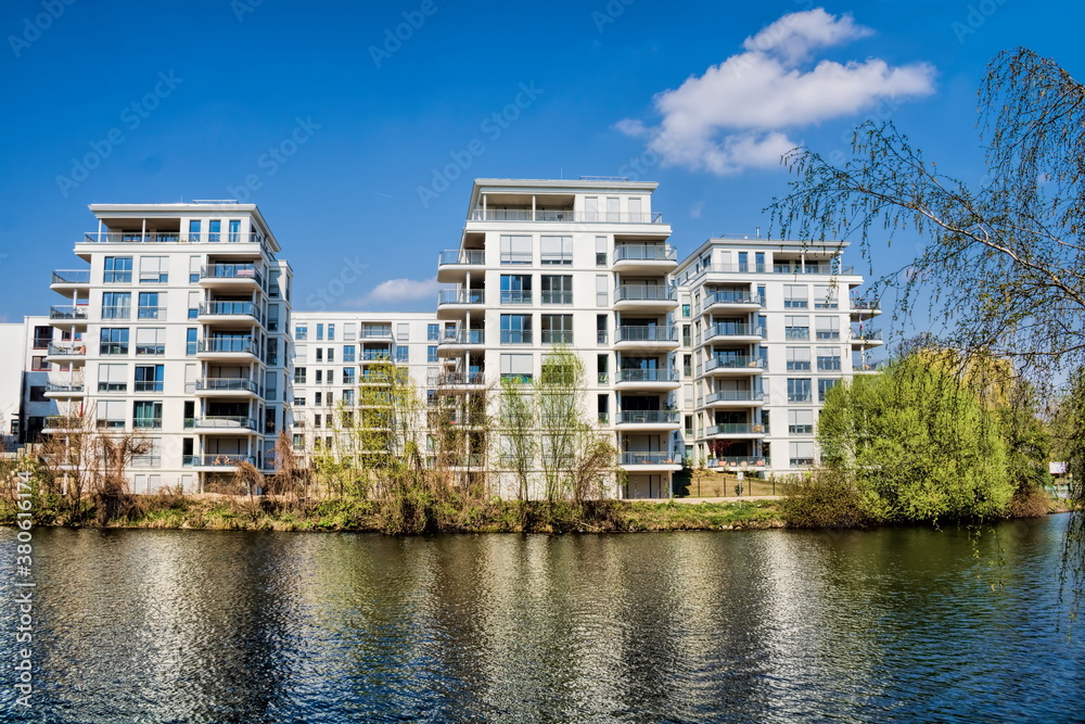 Obraz premium berlin, deutschland - wohnen am landwehrkanal in berlin charlottenburg