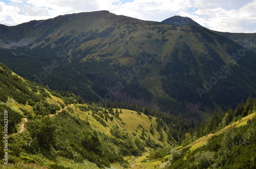 Tatry Zachodnie, szczyty, szlaki graniowe, latem, widok z Doliny Jarząbka, Polska