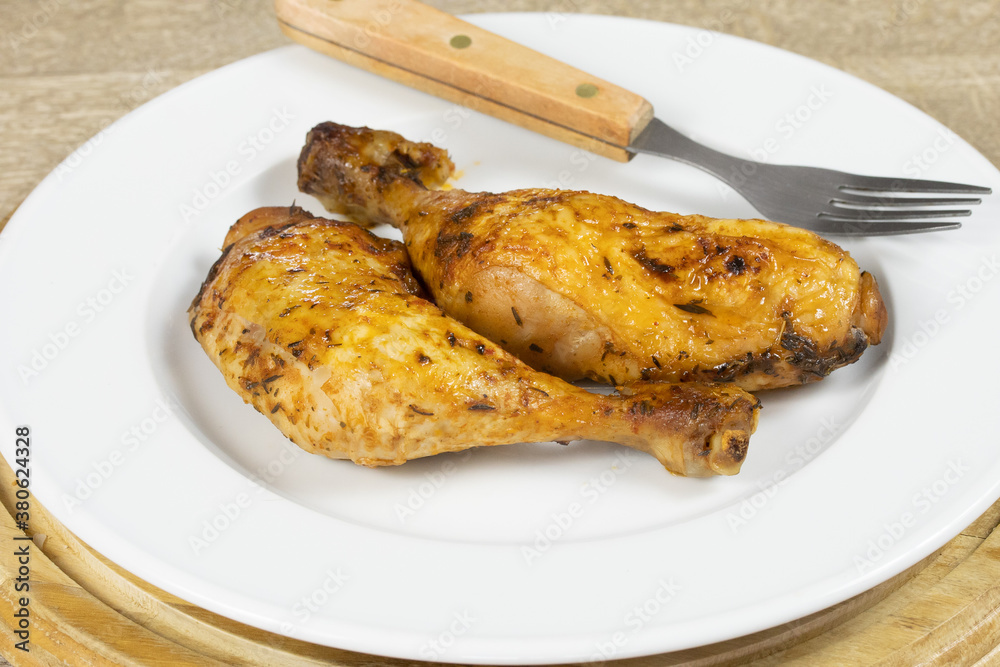 cuisses de poulet rôti dans une assiette cuisses de poulet rôti dans une assiette
