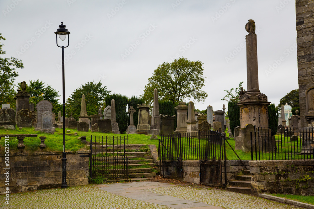 Vista de cementerio con farola y entrada con escalera