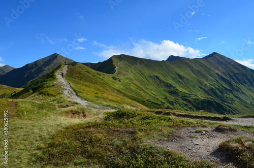 Fototapeta Naklejka Na Ścianę i Meble -  Tatry Zachodnie, szlaki na grani w słoneczny dzień