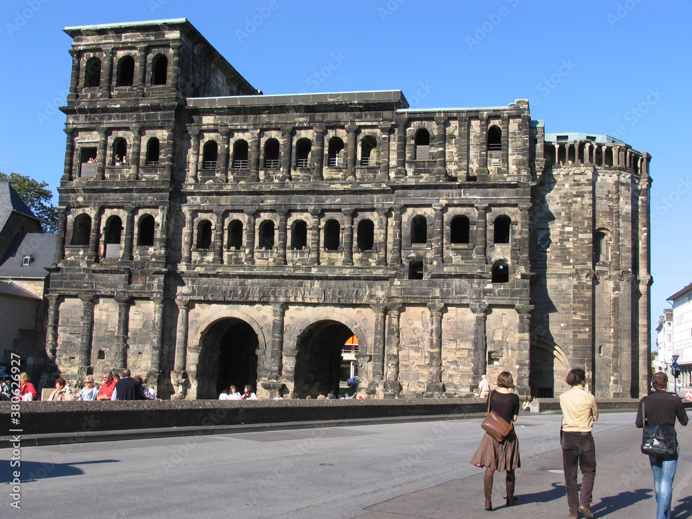 Die Porta Nigra zu Trier. Rheinland-Pfalz, Deutschland, Europa  --  
The Porta Nigra in Trier. Rhineland-Palatinate, Germany, Europe