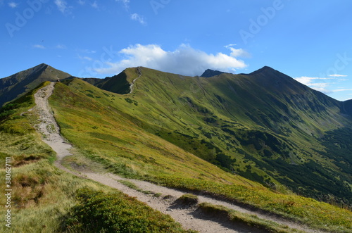 Fototapeta Naklejka Na Ścianę i Meble -  Tatry Zachodnie, szlaki na grani w słoneczny dzień