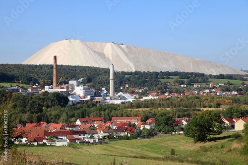 K + S Fabrik mit wachsenden Abraumhalden aus Salz. Unterbreizbach, Thueringen, Deutschland, Europa 