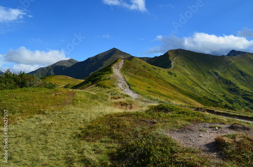 Fototapeta Naklejka Na Ścianę i Meble -  Tatry Zachodnie, szlaki na grani w słoneczny dzień