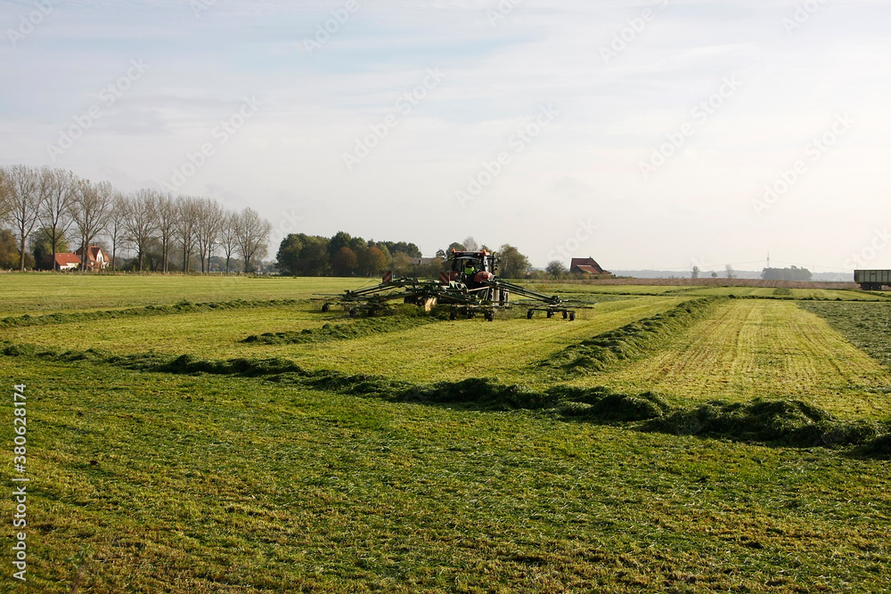 Grasernte für Silageballen. Bremen, Deutschland, Europa  --  
Grass harvest for silage bales. Bremen, Germany, Europe