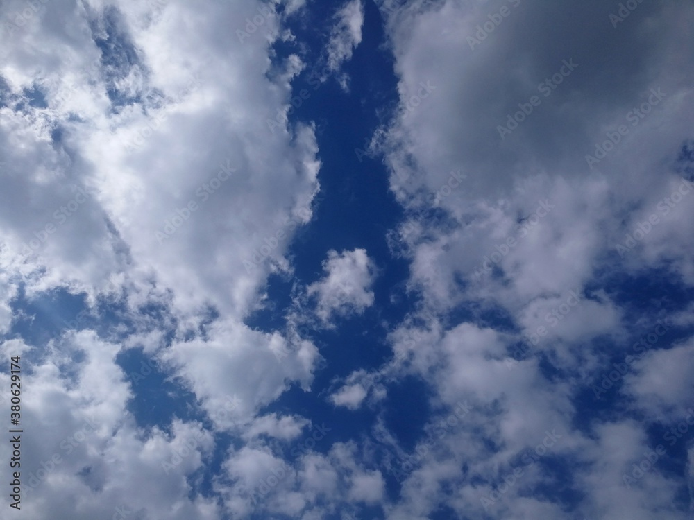 Obraz premium White clouds in a dark blue sky