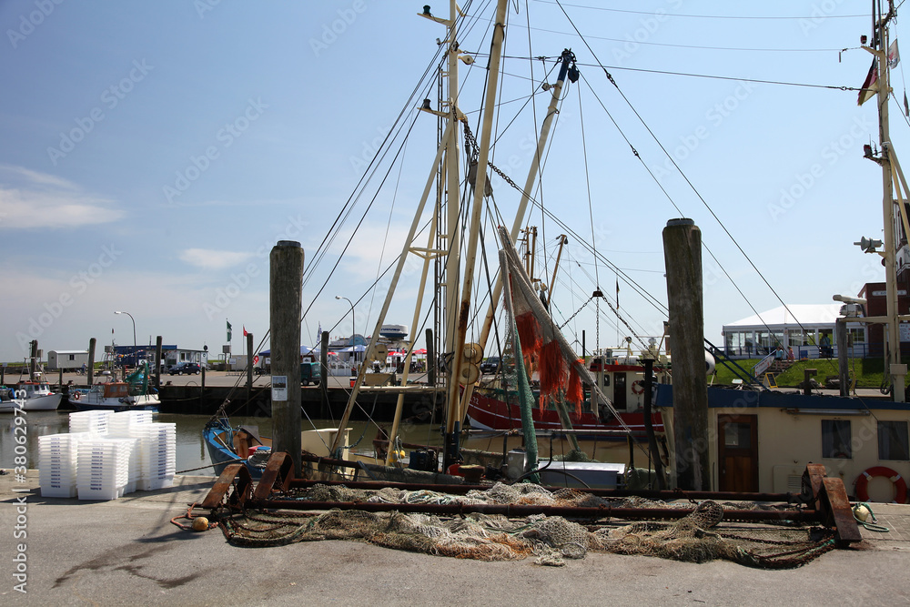 Der Fischereihafen auf der Insel Pellworm. Schleswig-Holstein, Deutschland, Europa Der Fischereihafen auf der Insel Pellworm. Schleswig-Holstein, Deutschland, Europa