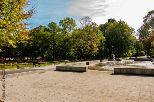 Łódź miasto park fontanna drzewa ścieżka plac