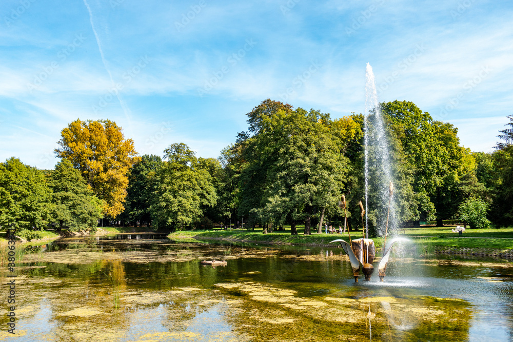 Łódź park staw fontanna drzewa