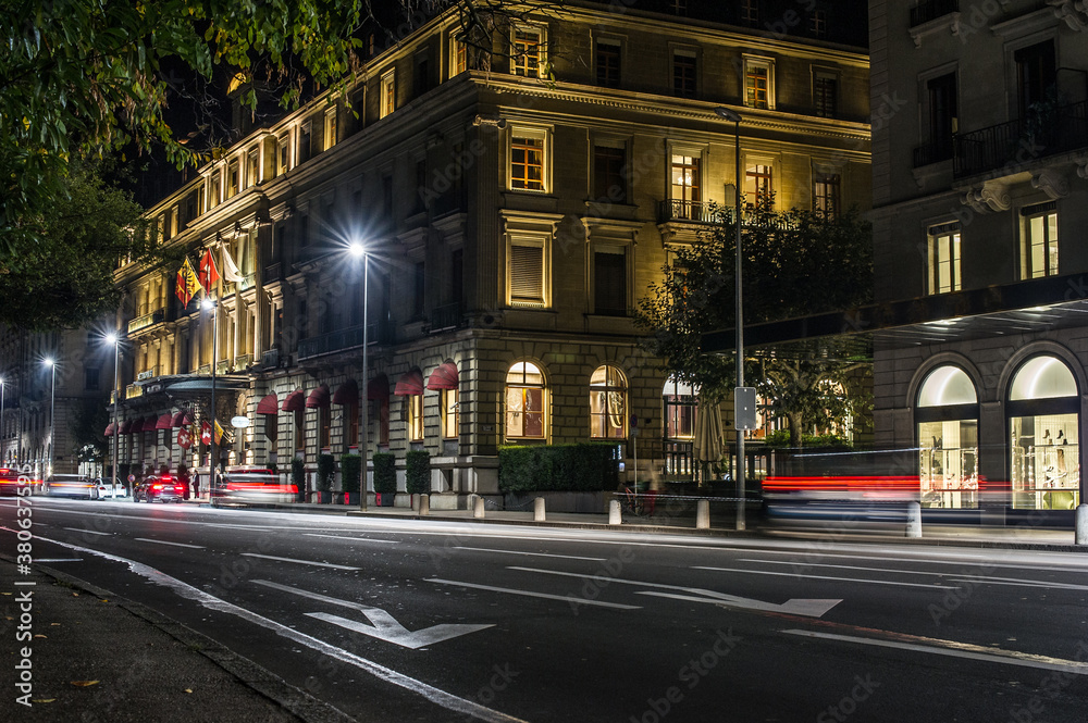 Boulevard de nuit avec véhicules qui passent