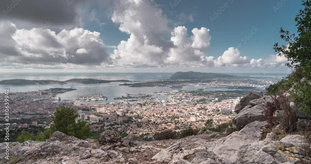 Timelapse montrant des nuages passant rapidement au dessus la rade de Toulon