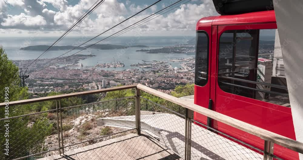 Timelapse de l'arrivée du téléphérique de Toulon avec la vue de la rade