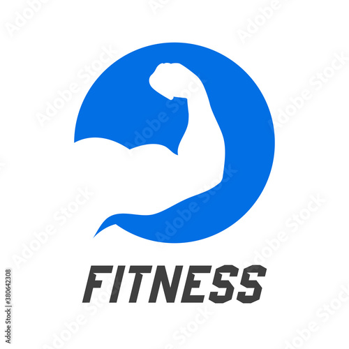 Concepto gimnasio. Logotipo con texto Fitness y brazo doblado musculoso en círculo en azul y gris