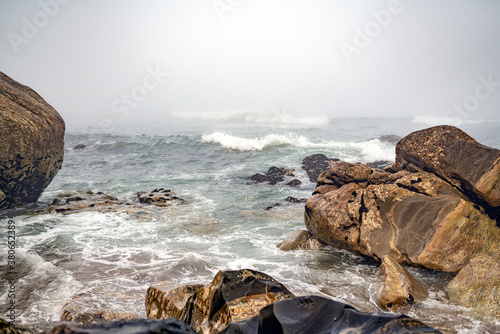 Magische-Mystisches Meer. Nebel, Fog, Mist, Wolken, Wellen, Steine am Strand mit Blick auf den ewigen Ozean.