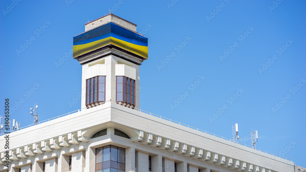 Obraz premium The building of trade unions in the center of Kiev. Architecture. Ukraine flag on screen