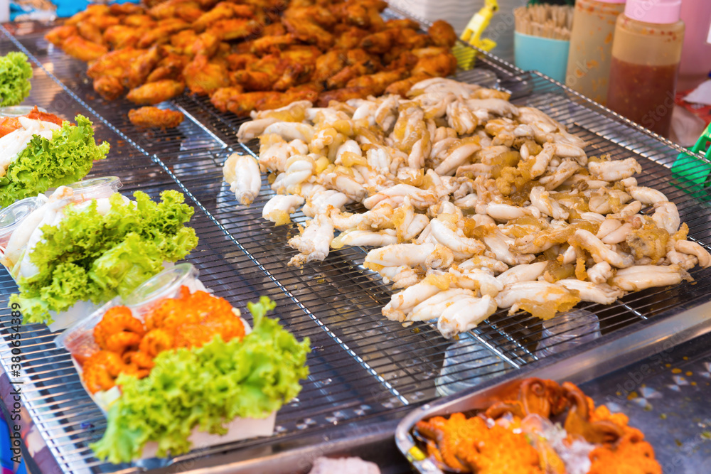 Obraz premium Shrimps and other seafood on street food market