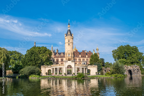 A beautiful fairy-tale castle in Schwerin, the view from the lake © Andreas Fischer